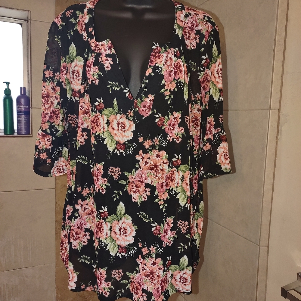 WOMEN'S PLUS SIZE SHEER BLACK FLORAL BLOUSE SIZE 2x